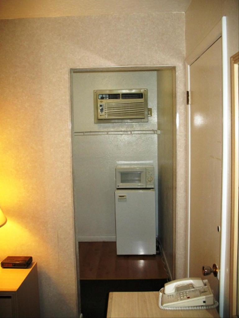 Golden West Motel Klamath Falls Exterior photo